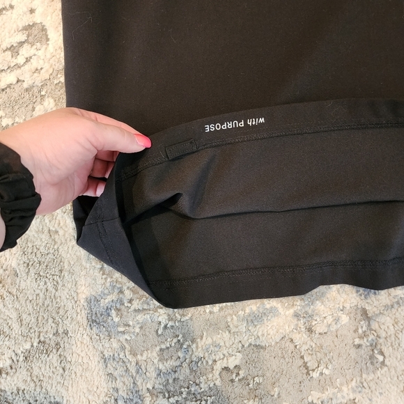 Jaanuu black scrub top. 1 zip chest pocket.  Short sleeve v-neck. Women's size L - Picture 3 of 14